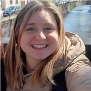 Profesora de euskera para adultxs. Apoyo con materiales laborales y seguridad en el habla